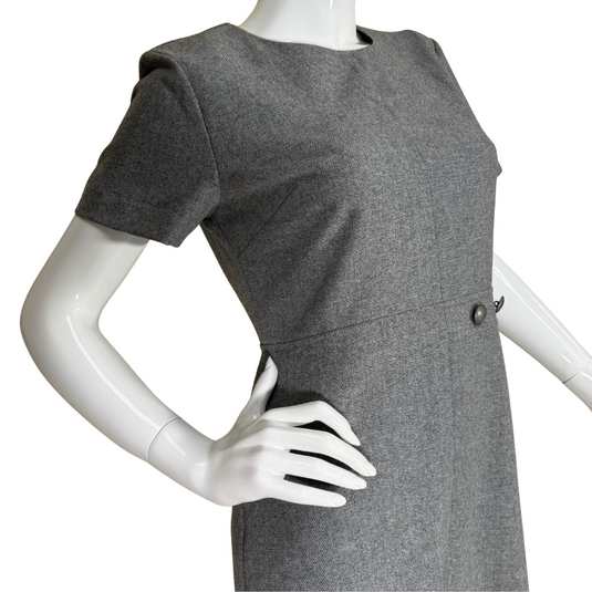 Tailored and stylish, this pre-loved Banana Republic Wool Gray Short Sleeve Dress offers a professional yet fashionable look.