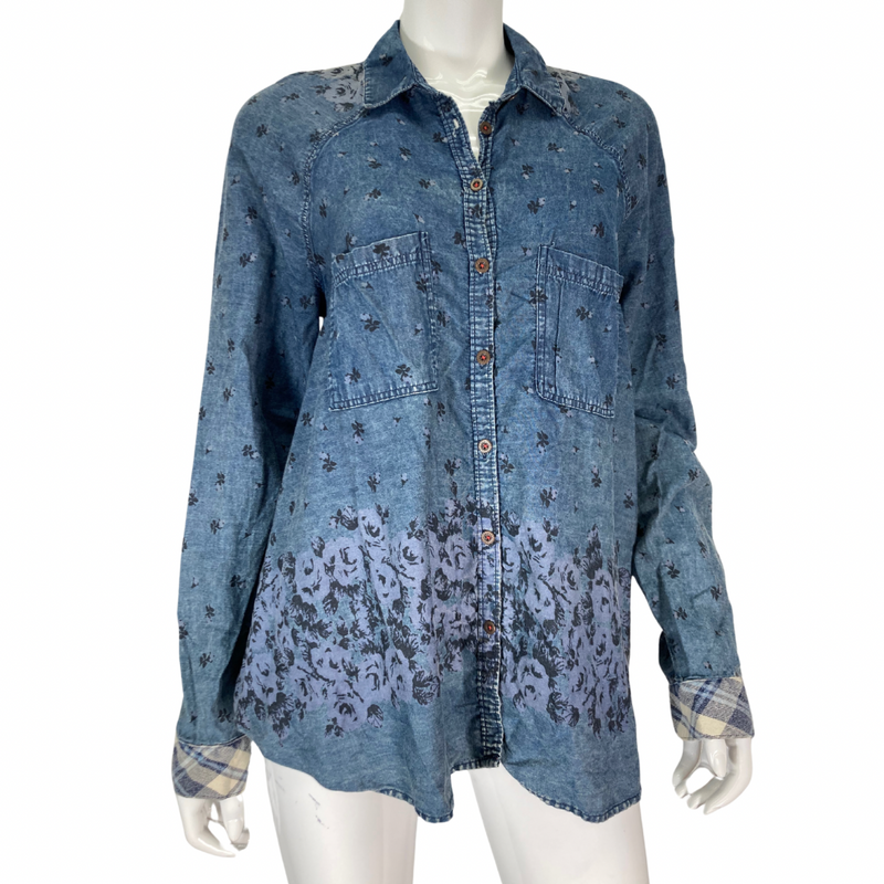 Load image into Gallery viewer, Free People Causal Denim Shirt on mannequin front view
