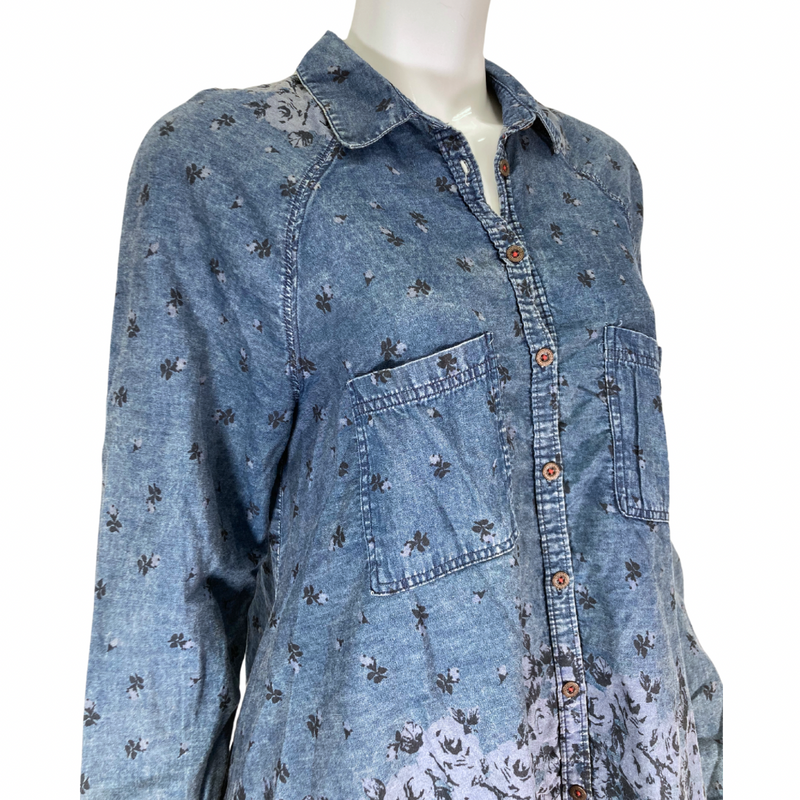 Load image into Gallery viewer, Free People Causal Denim Shirt on mannequin detail view
