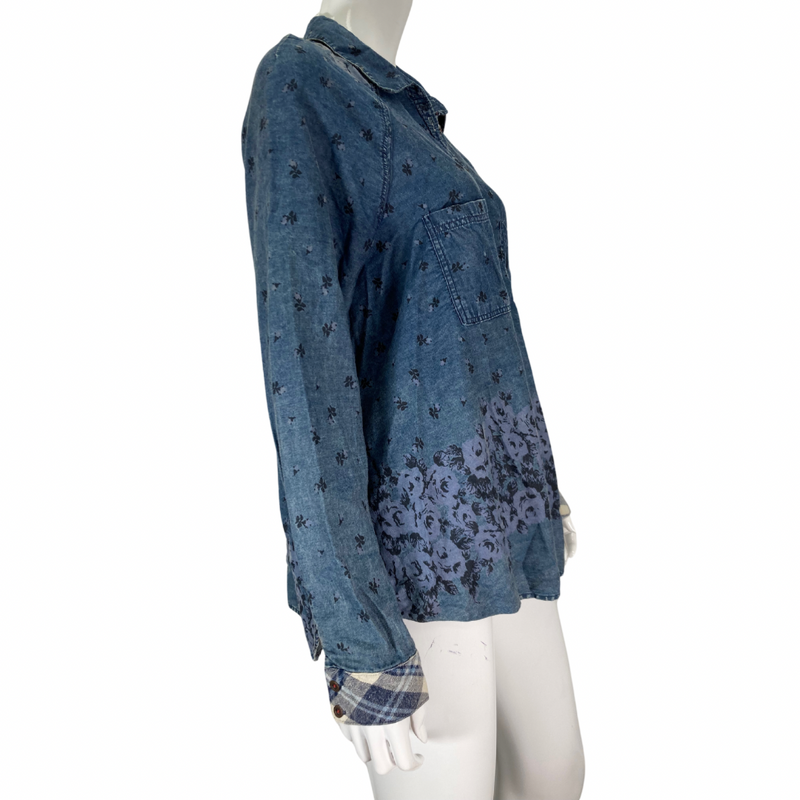 Load image into Gallery viewer, Free People Causal Denim Shirt on mannequin side view
