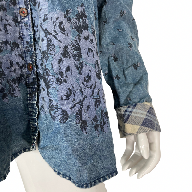 Load image into Gallery viewer, Free People Causal Denim Shirt sleeve detail view
