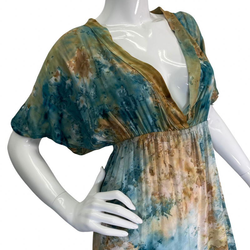 Load image into Gallery viewer,  donated Splash Malia Emerald Dress from Lani Lau Hawaii - front vie close-up of neckline
