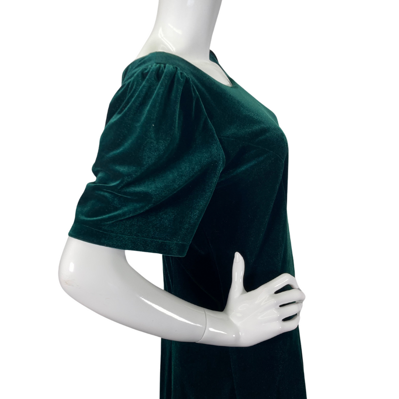 Load image into Gallery viewer, T &amp; L Muumuu Factory Green Velvet Dress is a sophisticated midi dress made from luxurious emerald green velvet - side view close-up
