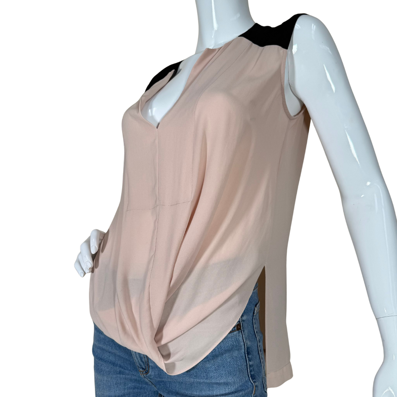 Load image into Gallery viewer, Mannequin wearing a beige top and blue jeans on a white background
