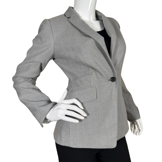 thrifted Banana Republic Gray Knit Blazer Jacket presents a polished and professional aesthetic with its subtle herringbone pattern and structured fit