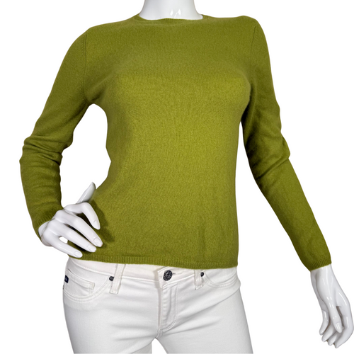 soft and luxurious pre-loved Cashmere by Charter Club Olive Green Sweater in a vibrant olive green hue brings both warmth and color to your wardrobe.