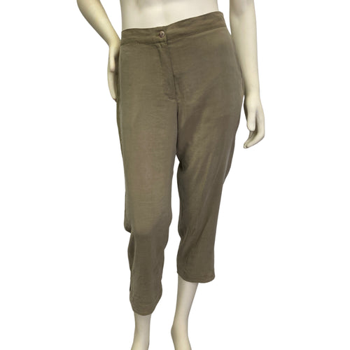 capris on mannequin front view