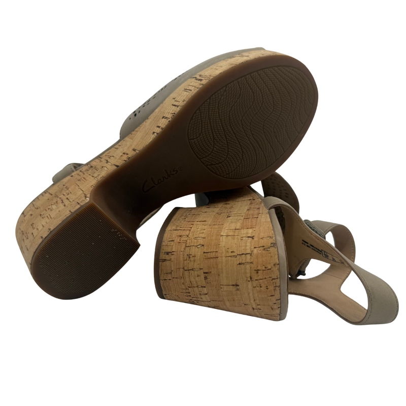 Load image into Gallery viewer, Brown cork sandal with a white background
