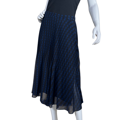 elegant pre-loved Club Monaco Navy and Black Checkered Pleated Midi Skirt features a refined navy and black checkered pattern that adds visual interest and depth to its flowing silhouette