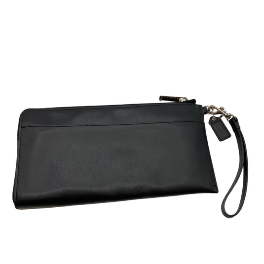 This pre-loved Coach Black Wristlet with Silver Ziper crafted from smooth leather with a subtle textured finish.