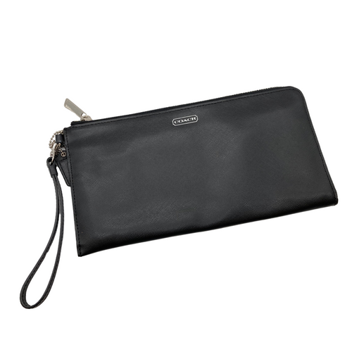 This pre-loved Coach Black Wristlet with Silver Ziper crafted from smooth leather with a subtle textured finish.