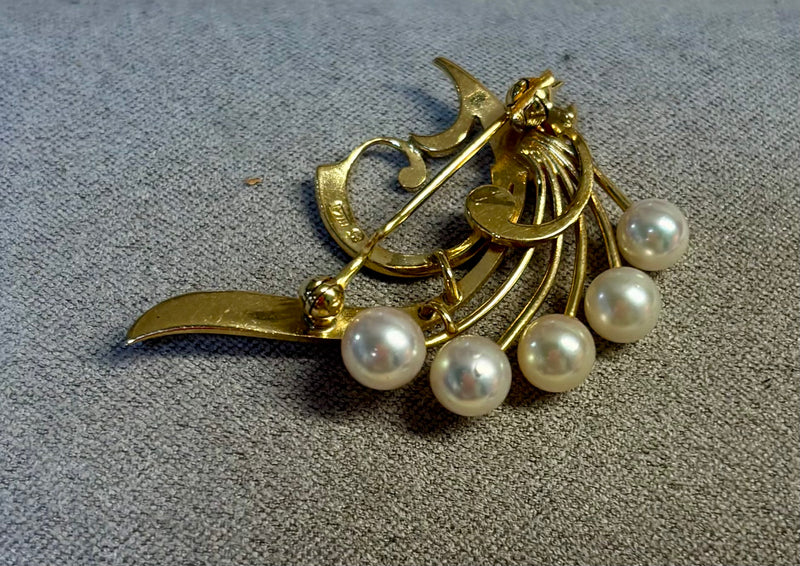Load image into Gallery viewer, Vintage Mikimoto Akoya Pearl Brooch – 14K Gold
