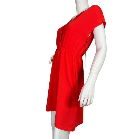 bold pre-loved Halogen Bright Red V-Neck Dress offers a vibrant pop of color with a flattering silhouette that’s both simple and stylish. 