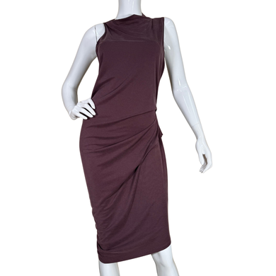 Elegant and refined, this pre-loved Halston Sleeveless Plum Ruched Midi Dress features a sleeveless design and an asymmetrical ruched detail that drapes gracefully across the front