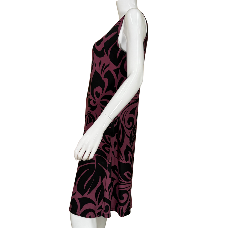 Load image into Gallery viewer, Mannequin wearing a sleeveless dress with a black and purple pattern on a white background
