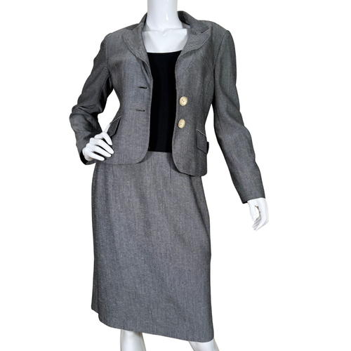 classic pre-loved Jones New York Gray Two-Piece Skirt Suit Set exudes timeless professionalism and understated elegance.