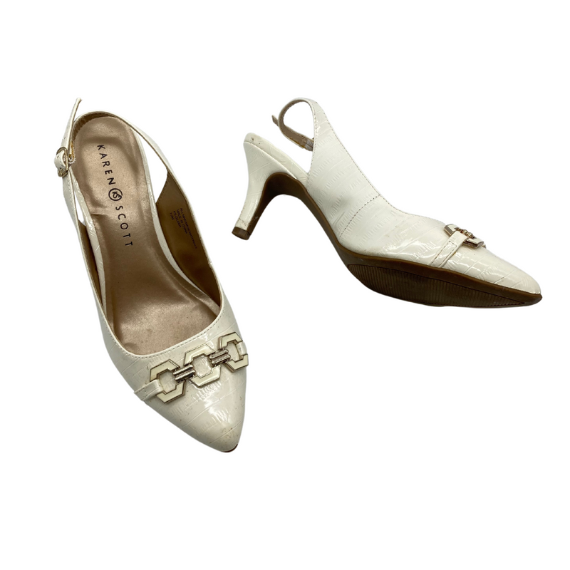 Load image into Gallery viewer, Karen Scott Elegant White Heels feature a pointed toe design with a stylish metallic chain embellishment on the front, adding a touch of sophistication.
