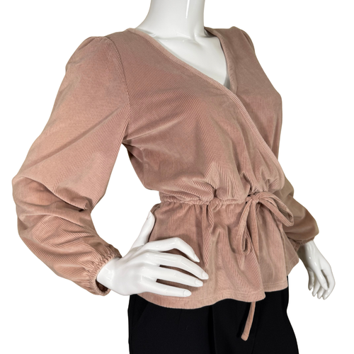  pre-loved Madewell Blush Pink Long Sleeve Corduroy Top offers a perfect balance of comfort and elegance. The wrap-style front with a V-neckline creates a flattering shape, while the adjustable drawstring waist enhances your natural curves. 