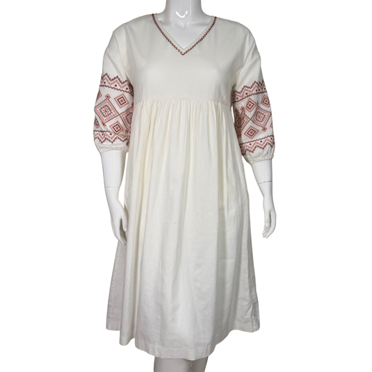 pre-loved Madewell White Boho Cotton & Linen Midi Dress features a relaxed, flowing silhouette with a gathered empire waist for a comfortable fit