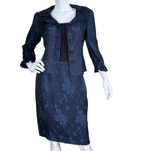 pre-loved Jones New York Gray Two-Piece Skirt Suit Set exudes timeless professionalism and understated elegance