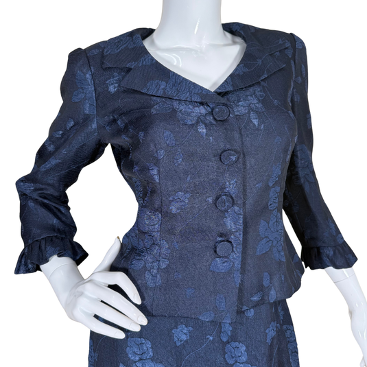 pre-loved Jones New York Gray Two-Piece Skirt Suit Set exudes timeless professionalism and understated elegance