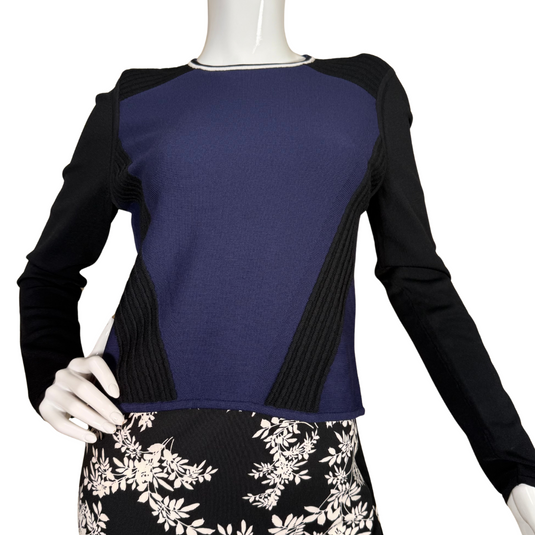  pre-loved Per Se Knit Long Sleeve Top features a dynamic colorblock design in deep navy and black with ribbed textured panels that create flattering angles along the sides and shoulders. 