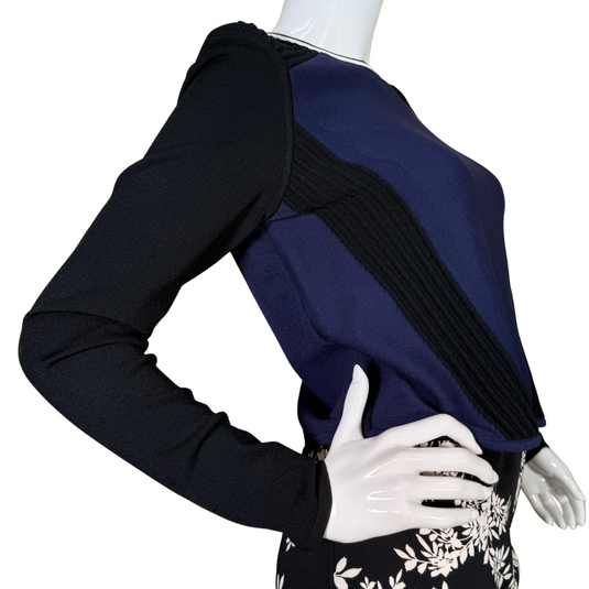 pre-loved Per Se Knit Long Sleeve Top features a dynamic colorblock design in deep navy and black with ribbed textured panels that create flattering angles along the sides and shoulders. 