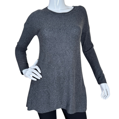 pre-loved Premise Charcoal Cashmere Sweater combines simplicity with elegance. Crafted from a soft knit material
