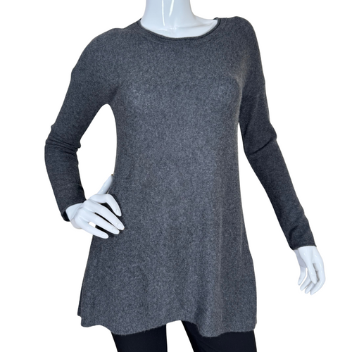 pre-loved Premise Charcoal Cashmere Sweater combines simplicity with elegance. Crafted from a soft knit material
