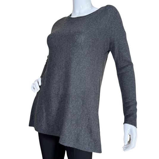 pre-loved Premise Charcoal Cashmere Sweater combines simplicity with elegance. Crafted from a soft knit material