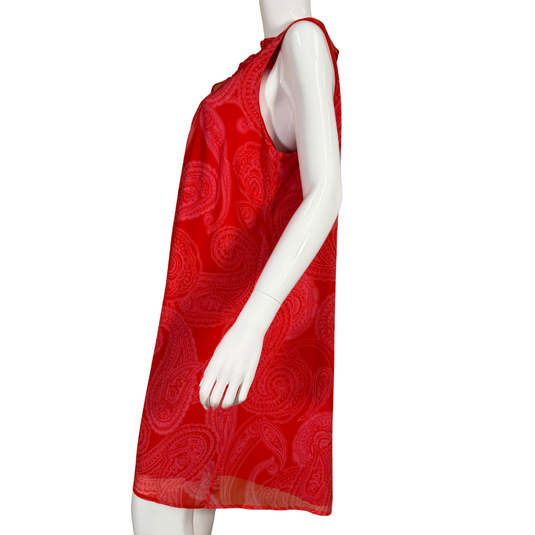 sleeveless pre-loved Tommy Hilfiger Sleeveless Red Paisley Dress with Ruffle Neckline is adorned with a delicate paisley pattern and soft ruffle detailing around the neckline.