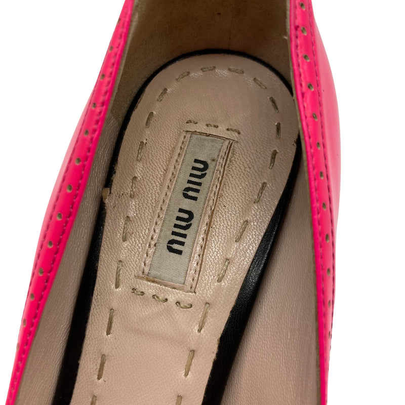 Load image into Gallery viewer, Miu Miu Hot Pink Pump Heels detailed view right
