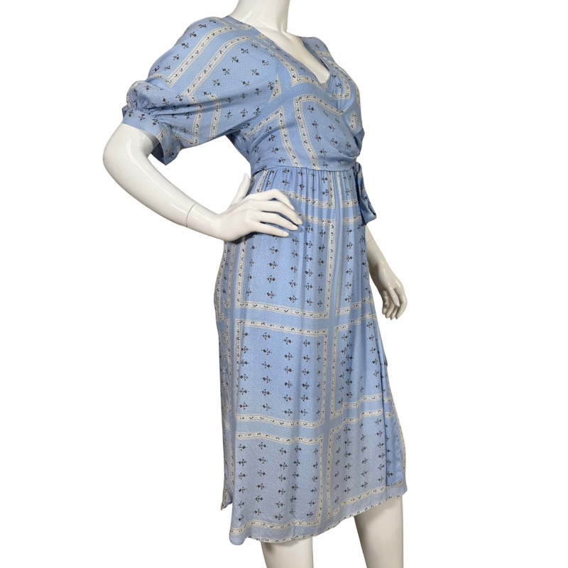 Load image into Gallery viewer, Mannequin wearing a blue dress with a pattern on a white background
