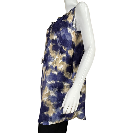 Vera Wang - Simply Vera Light Sleeveless Abstract Print Tunic Dress features an eye-catching abstract print in rich shades of navy, cream, and taupe.