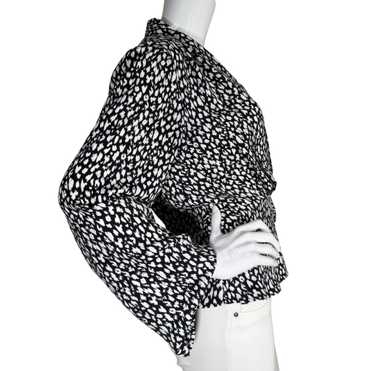 stylish pre-owned Vince Camuto Black and White Blouse features an abstract dotted print that adds a modern touch to your wardrobe