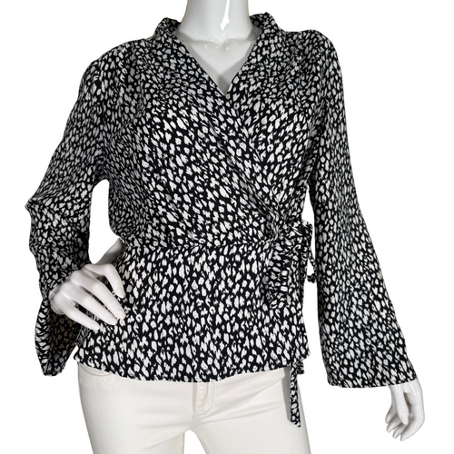 stylish pre-owned Vince Camuto Black and White Blouse features an abstract dotted print that adds a modern touch to your wardrobe