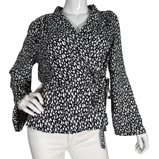 stylish pre-owned Vince Camuto Black and White Blouse features an abstract dotted print that adds a modern touch to your wardrobe