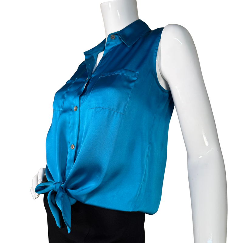 Load image into Gallery viewer, Blue sleeveless blouse on a mannequin against a white background

