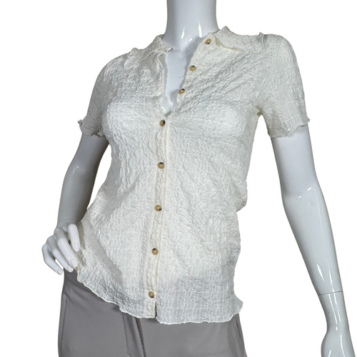 Vince Elegant White Textured Blouse is a versatile wardrobe essential, perfect for both casual and formal occasions.